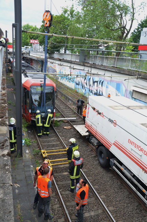 Unfall zwischen zwei KVB Bahnen Koeln Hoehenhaus Im Weidenbruch P254.JPG